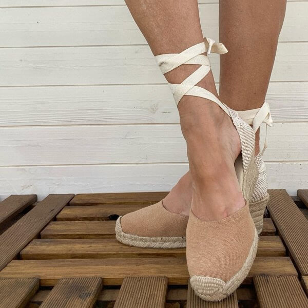 espadrilles compensées, odette et lulu, espadrilles ouvertes, espadrilles fermées, ecru, bleu marine, faites en Espagne, espadrilles artisanales, fait main, cuir suède, rouge