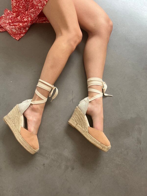 espadrilles compensées, odette et lulu, espadrilles ouvertes, espadrilles fermées, ecru, bleu marine, faites en Espagne, espadrilles artisanales, fait main, cuir suède, rouge